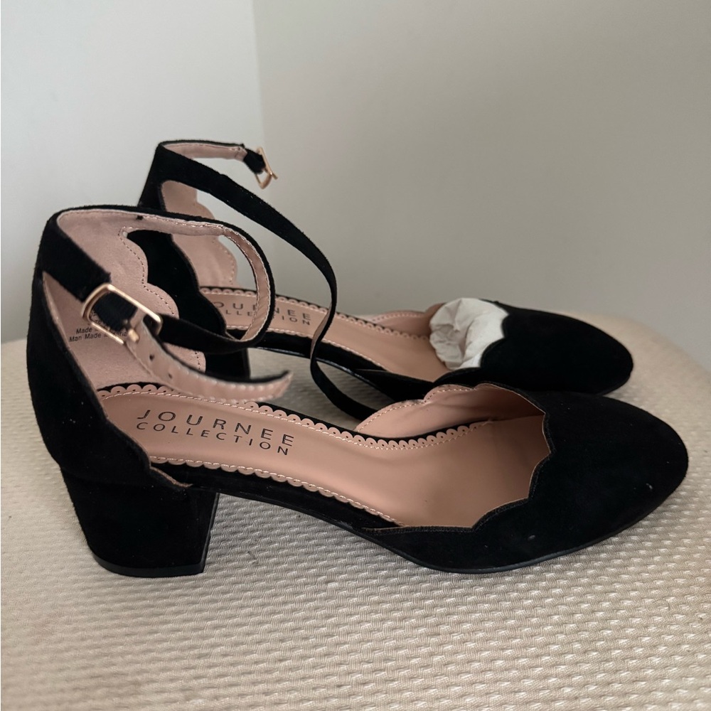 Journee Collection Black Scalloped Heels size 8.5